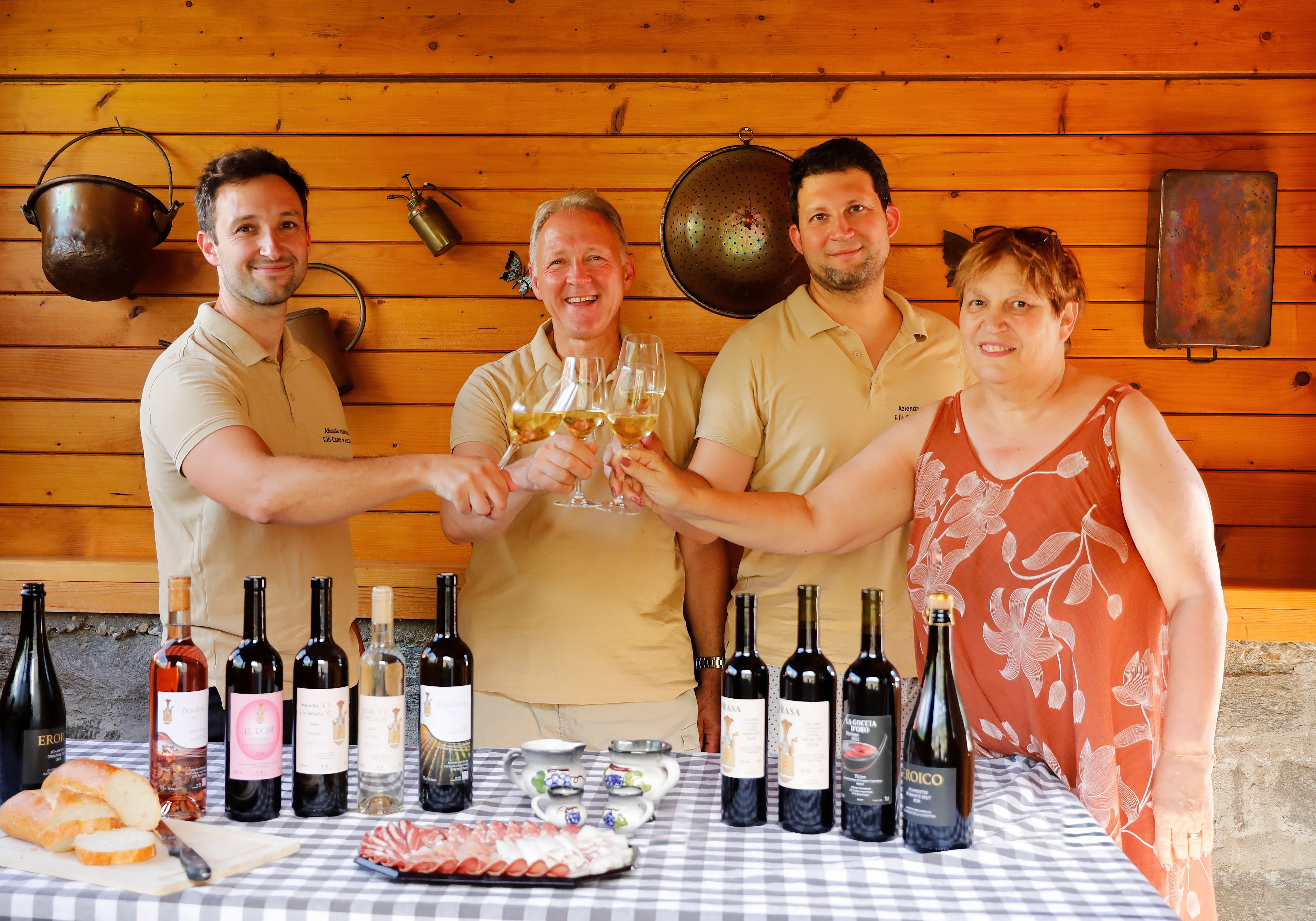 I produttori di Vini Frasa nei vigneti di Rodi-Fiesso